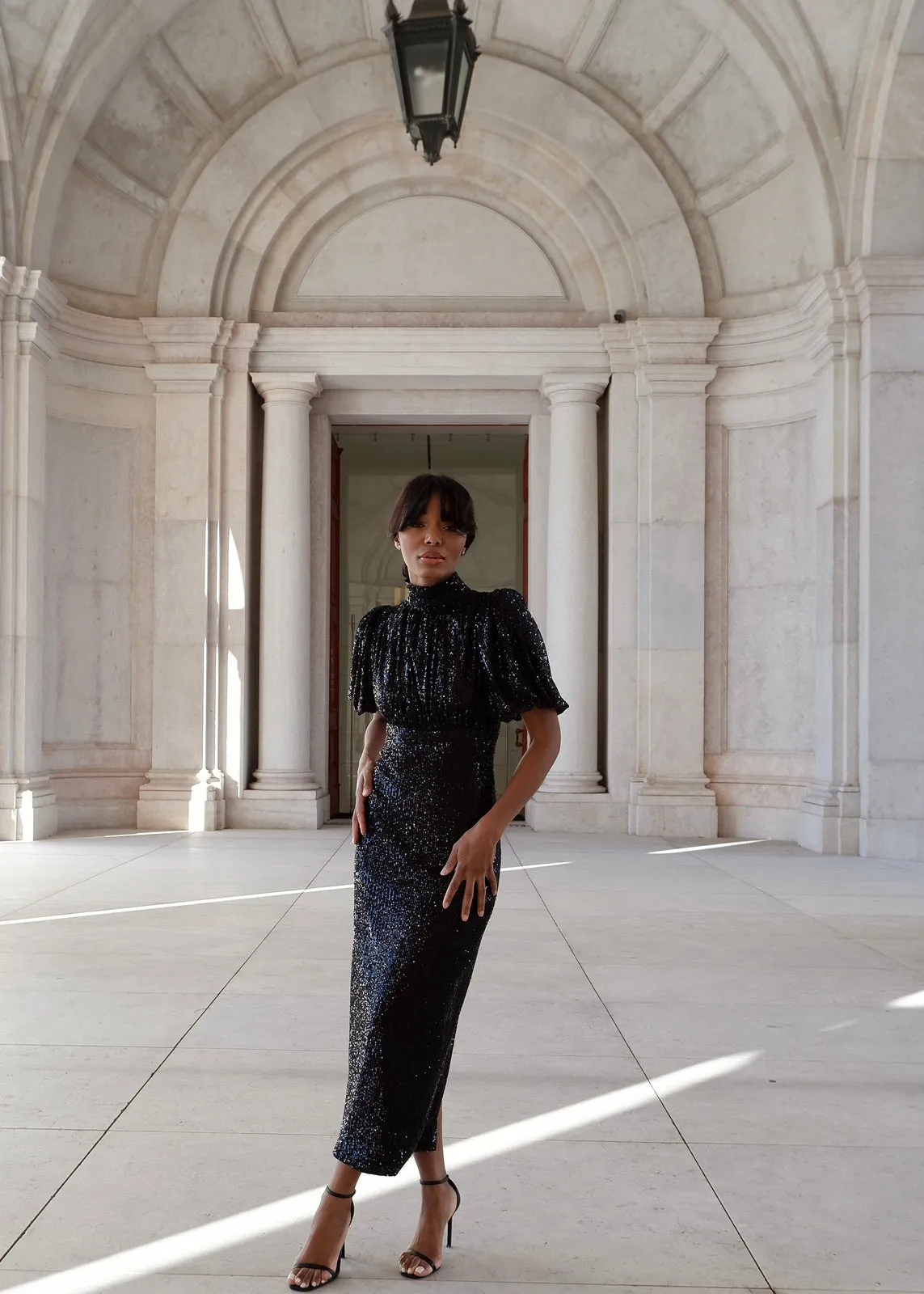 VESTIDO MIDI PRETO LANTEJOULAS COM MANGAS BUFANTES